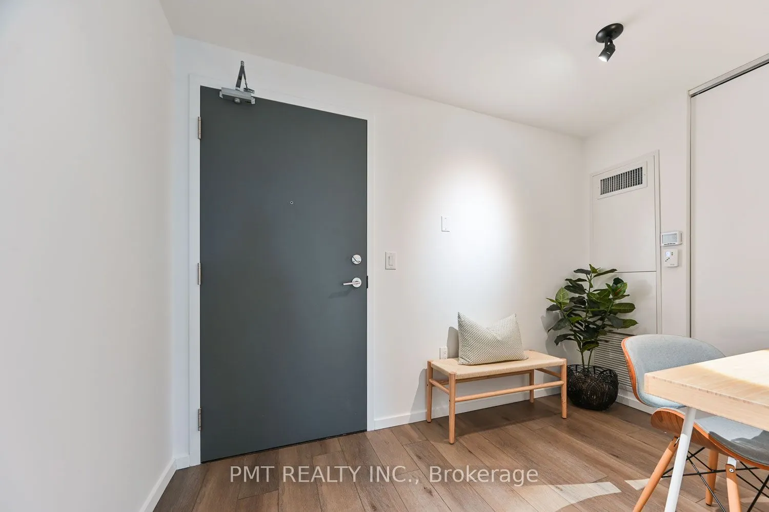 21 Lawren Harris Square, #610