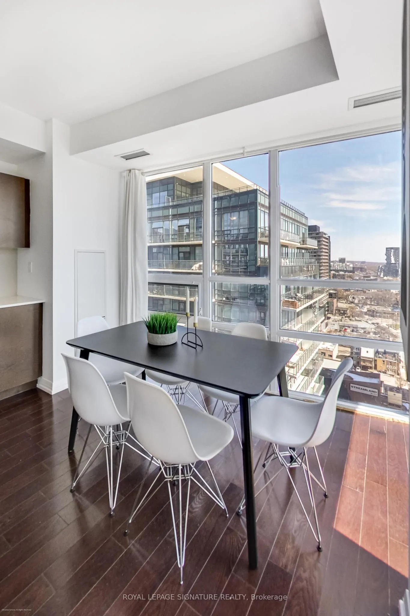 460 Adelaide Street E, #1811