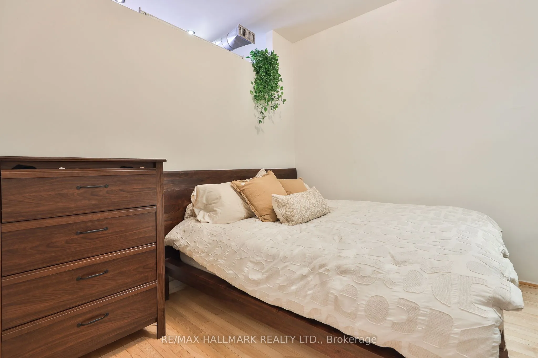 766 King Street W, #302