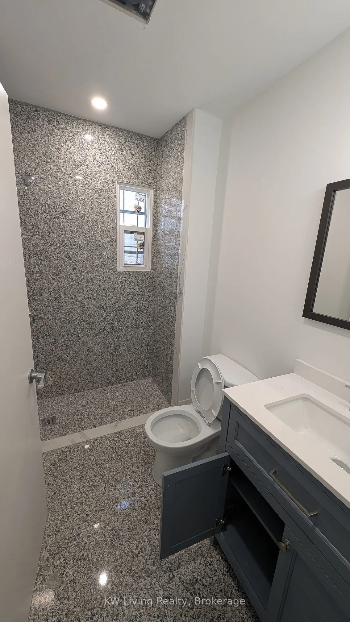 636 Yonge Street, #Main & Upper 638