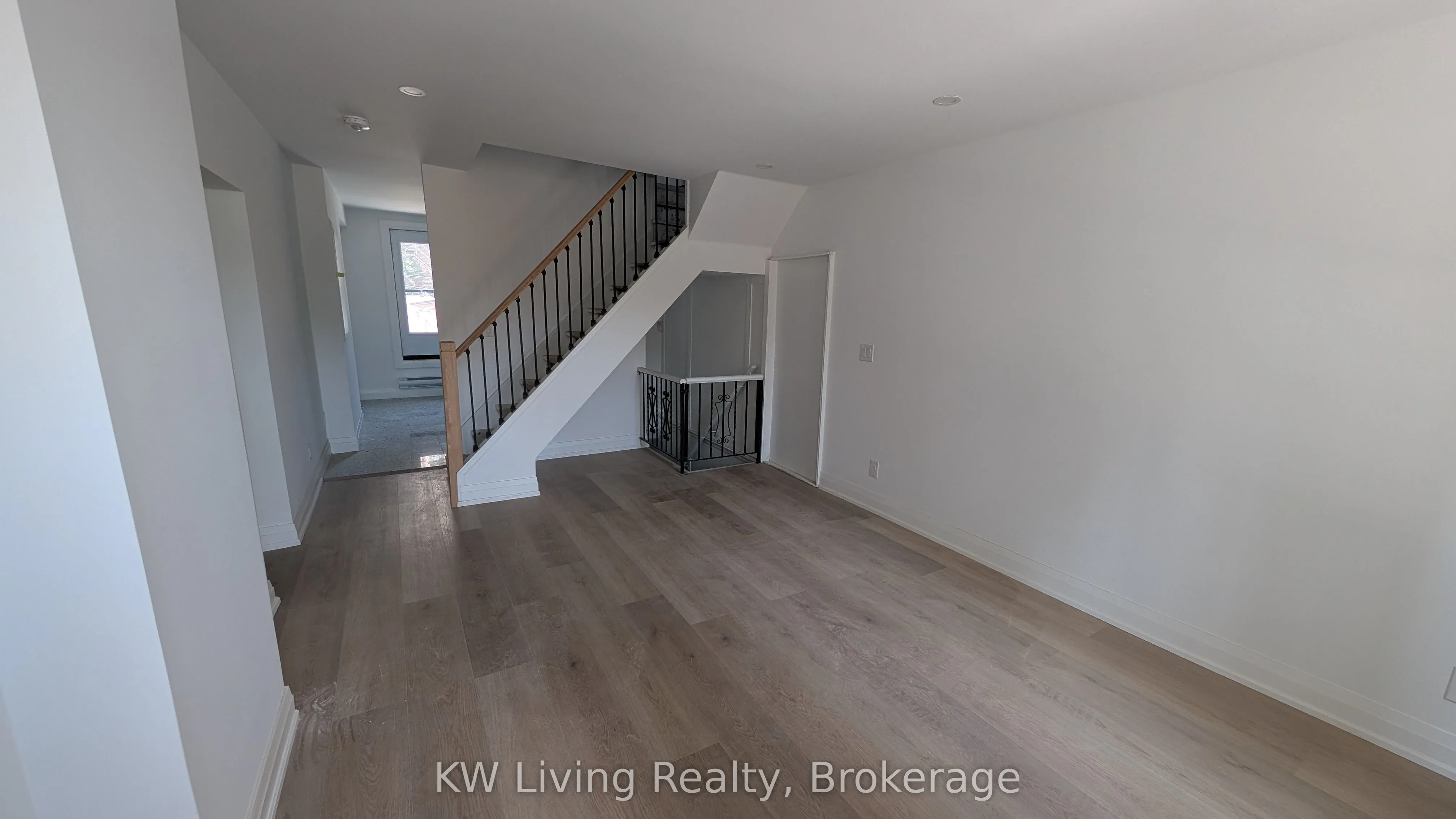 636 Yonge Street, #Main & Upper 638