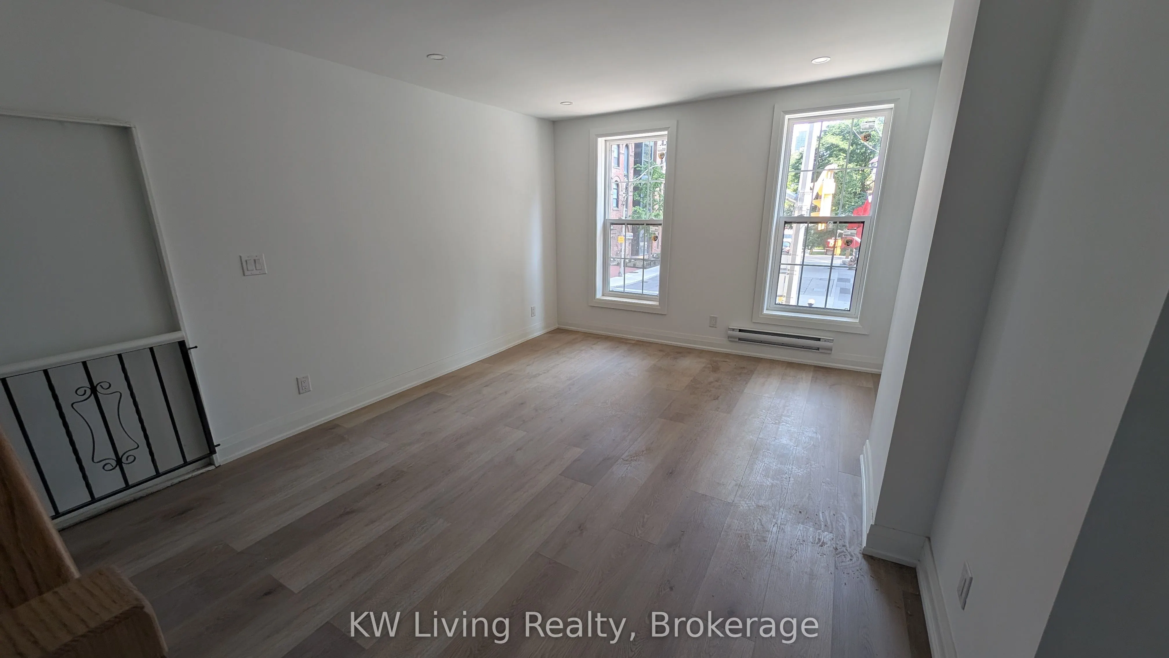 636 Yonge Street, #Main & Upper 638