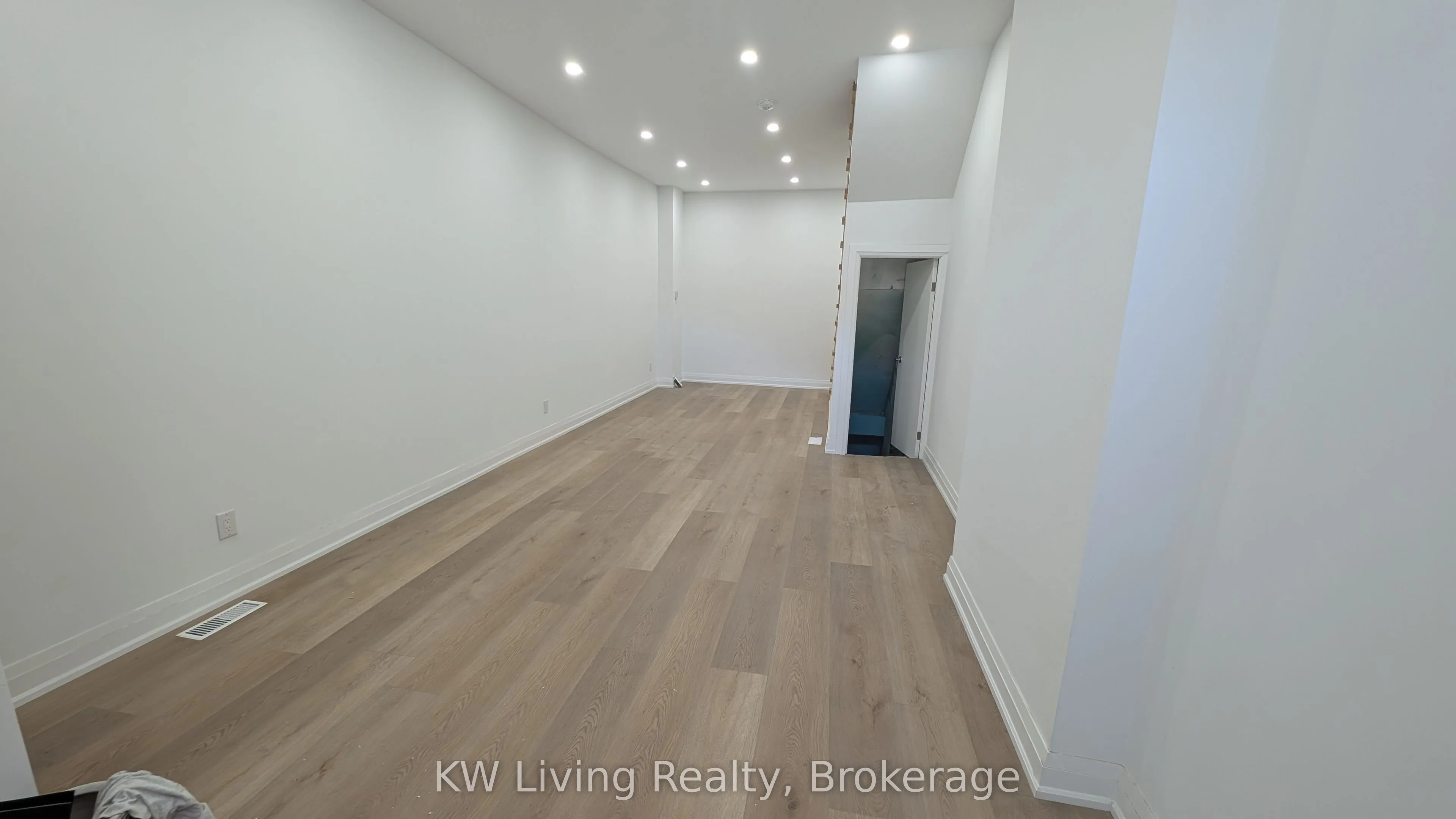 636 Yonge Street, #Main & Upper 638