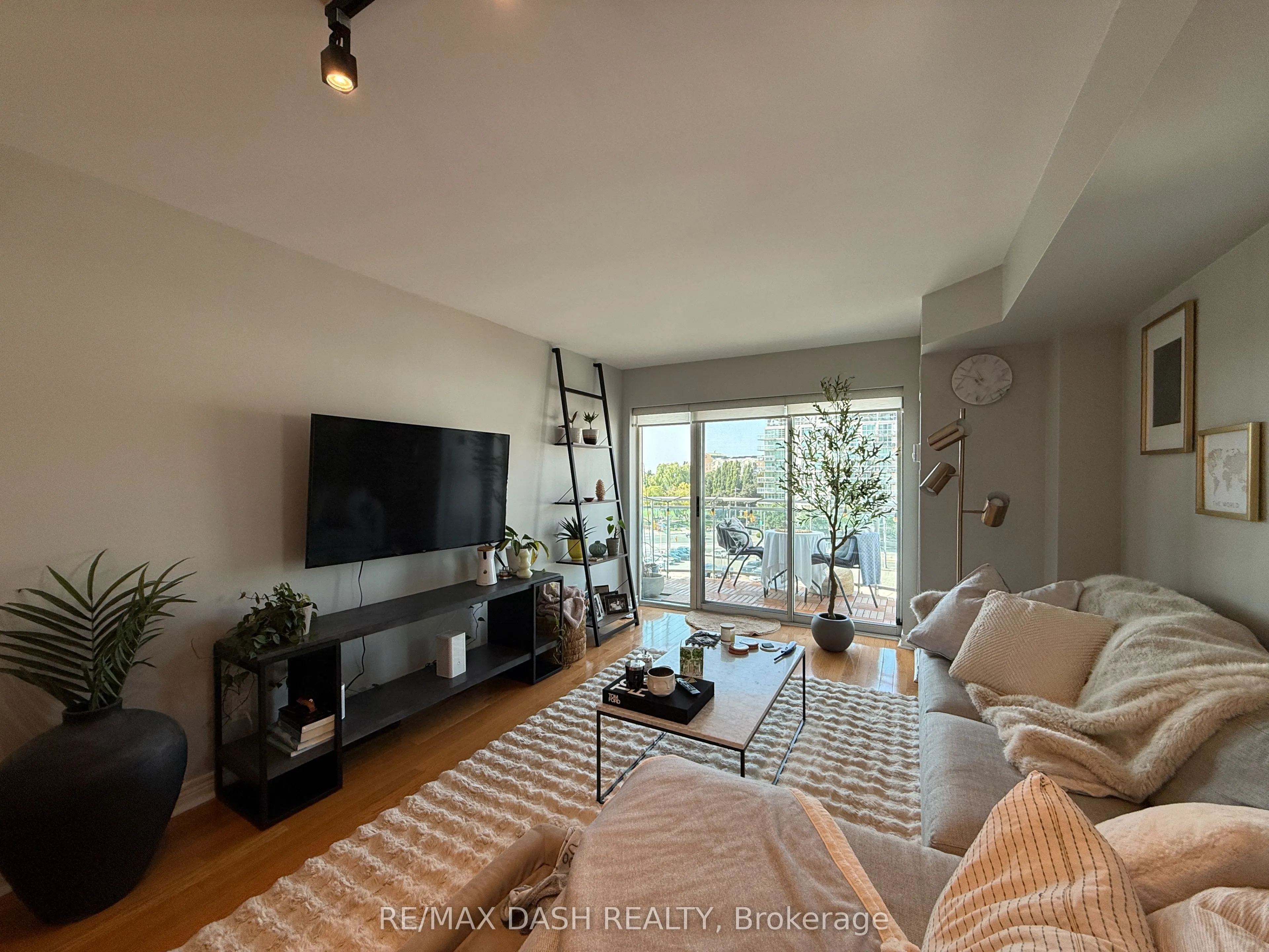 600 Queens Quay W, #718