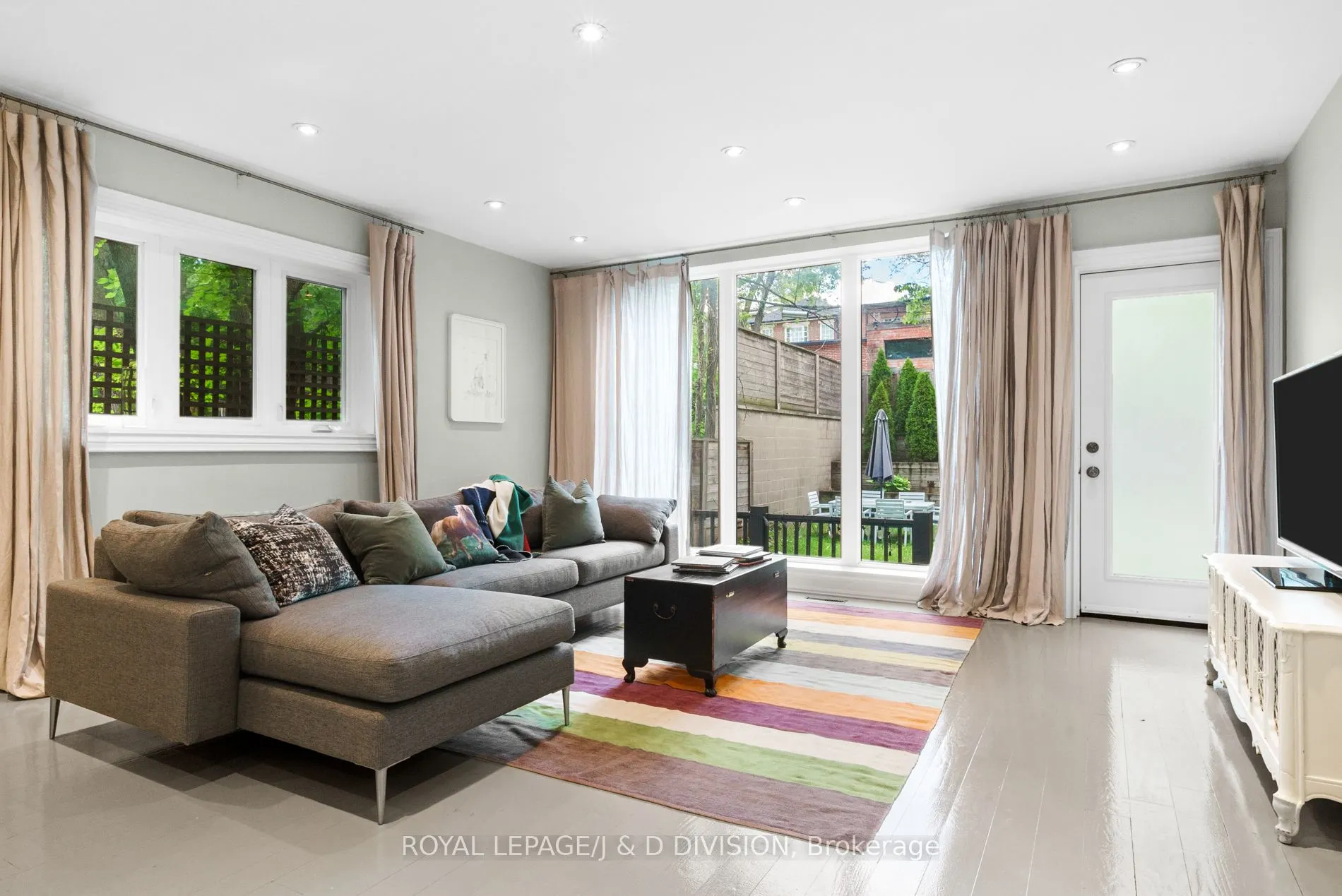 18 Woodlawn Avenue W
