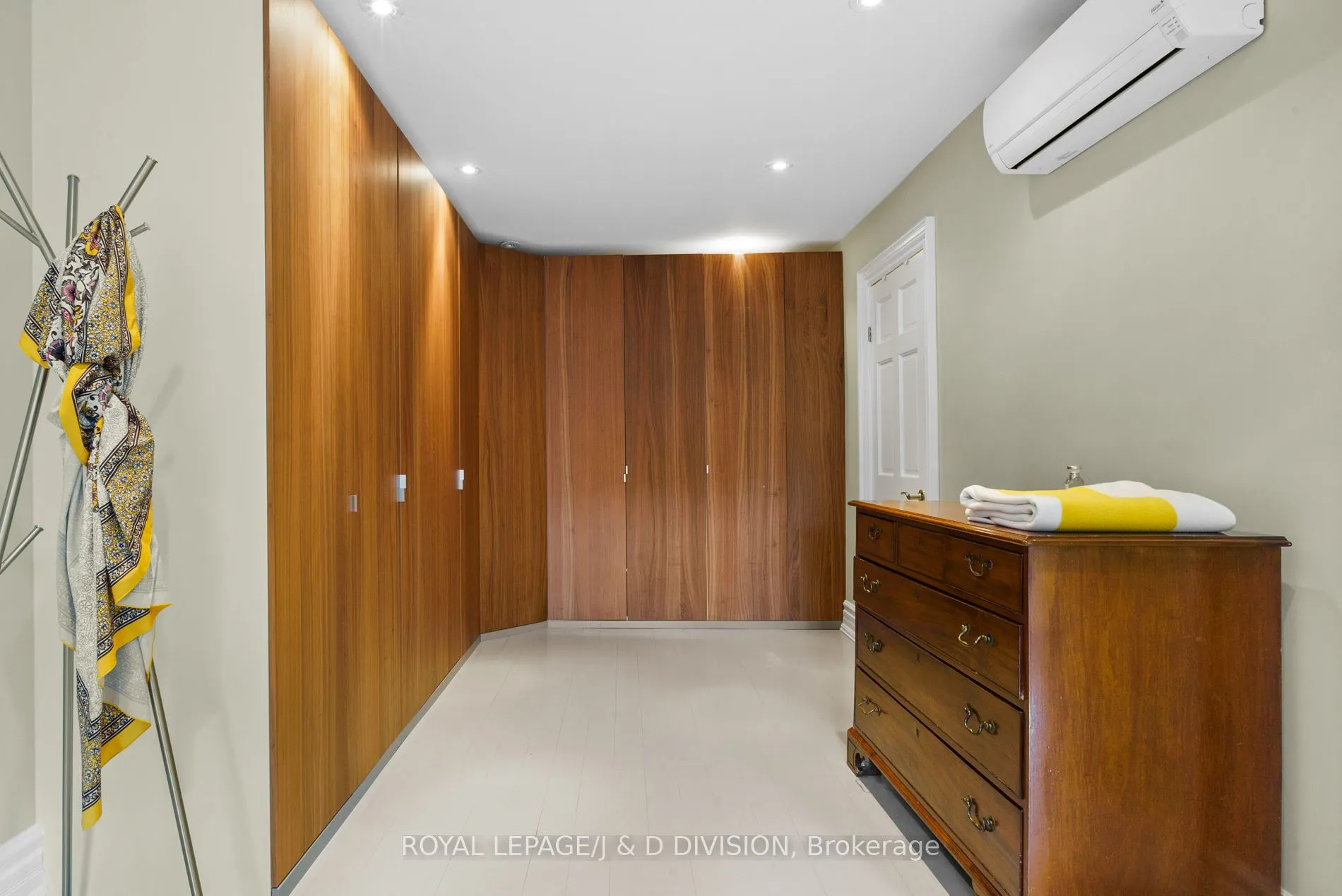 18 Woodlawn Avenue W