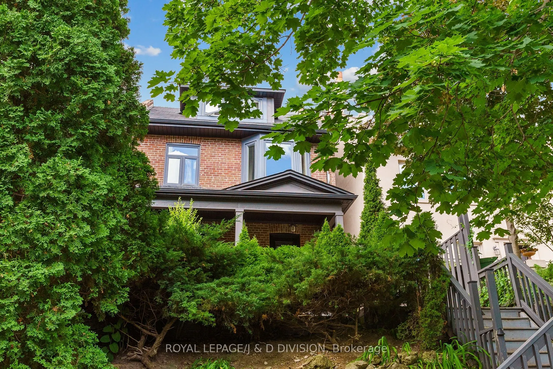 18 Woodlawn Avenue W