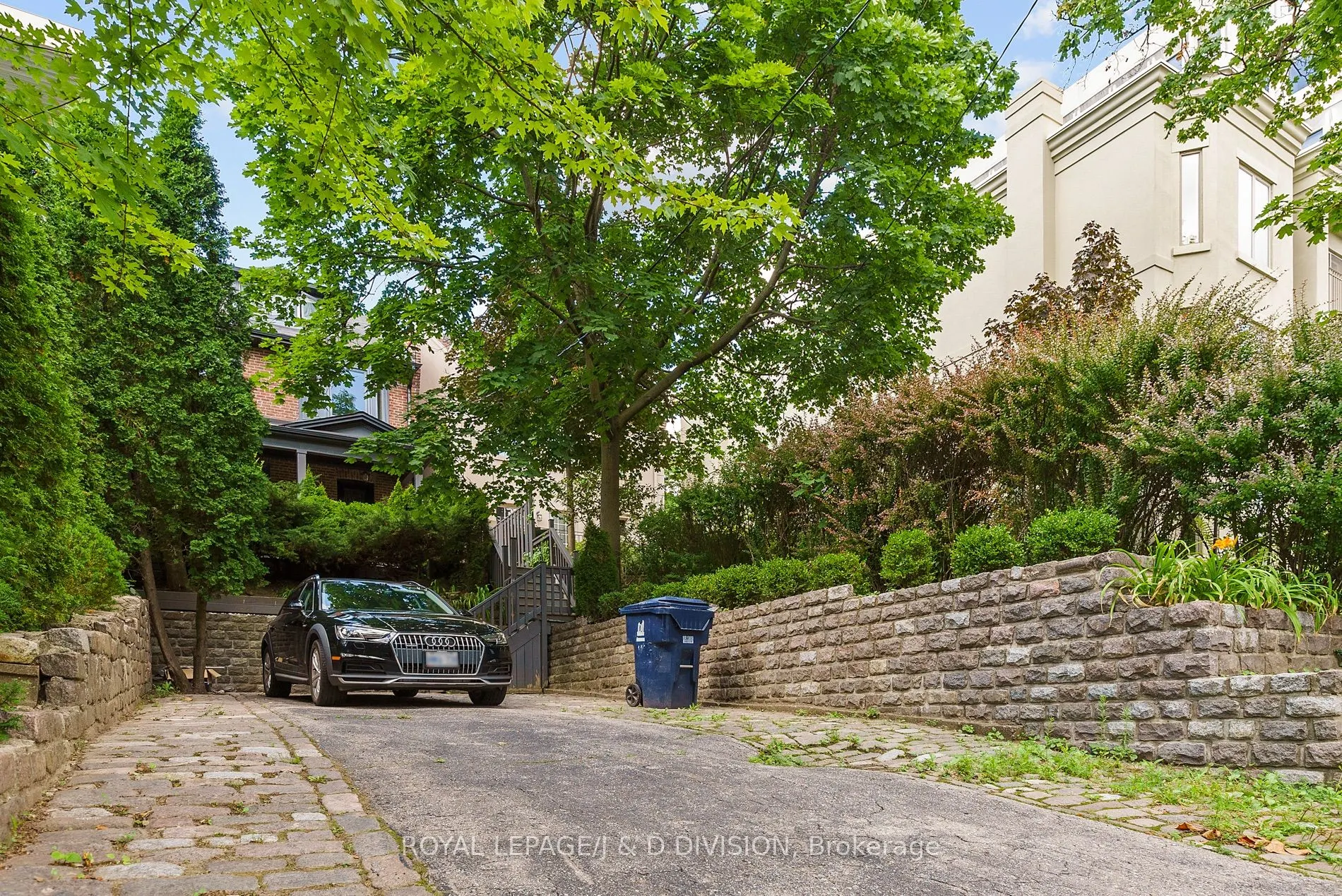 18 Woodlawn Avenue W