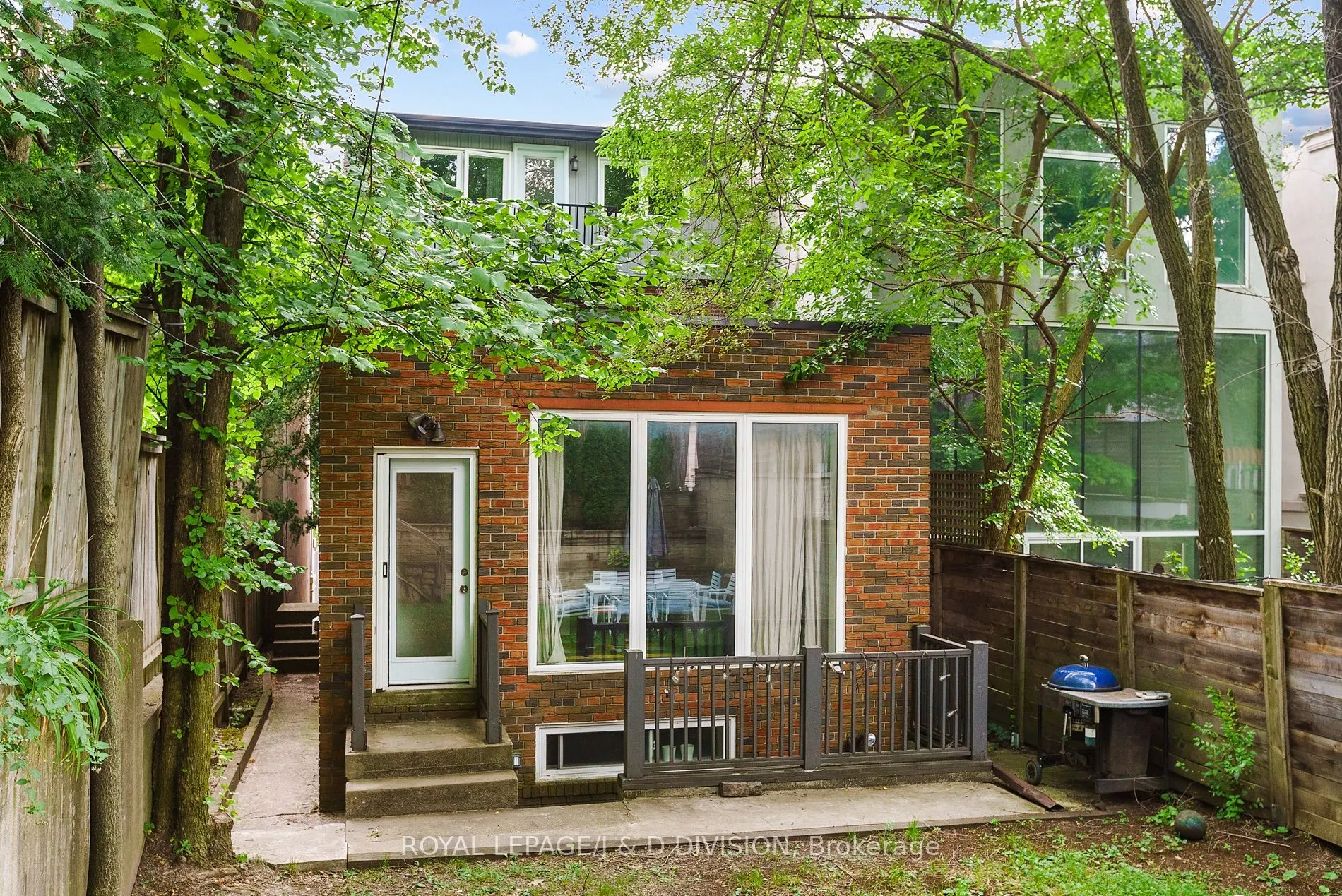 18 Woodlawn Avenue W