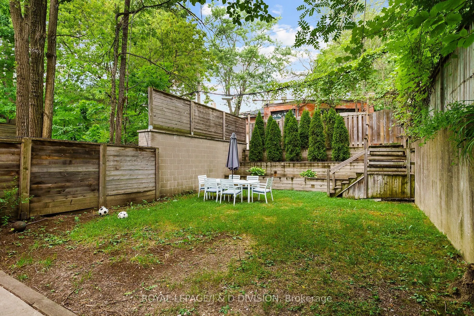 18 Woodlawn Avenue W
