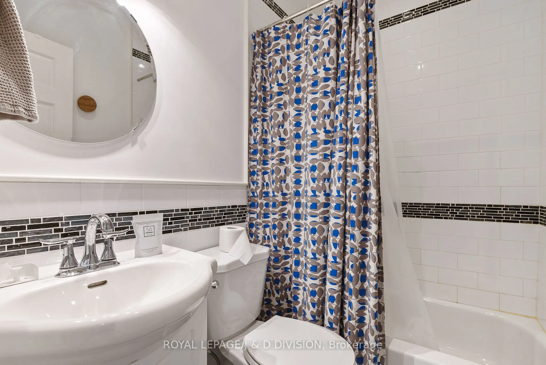 18 Woodlawn Avenue W