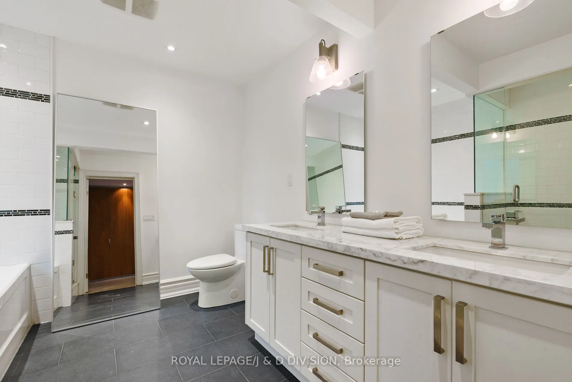18 Woodlawn Avenue W