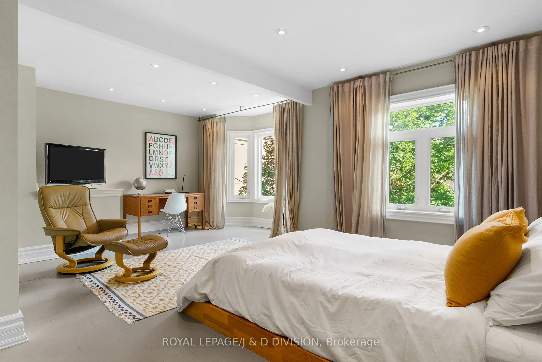 18 Woodlawn Avenue W