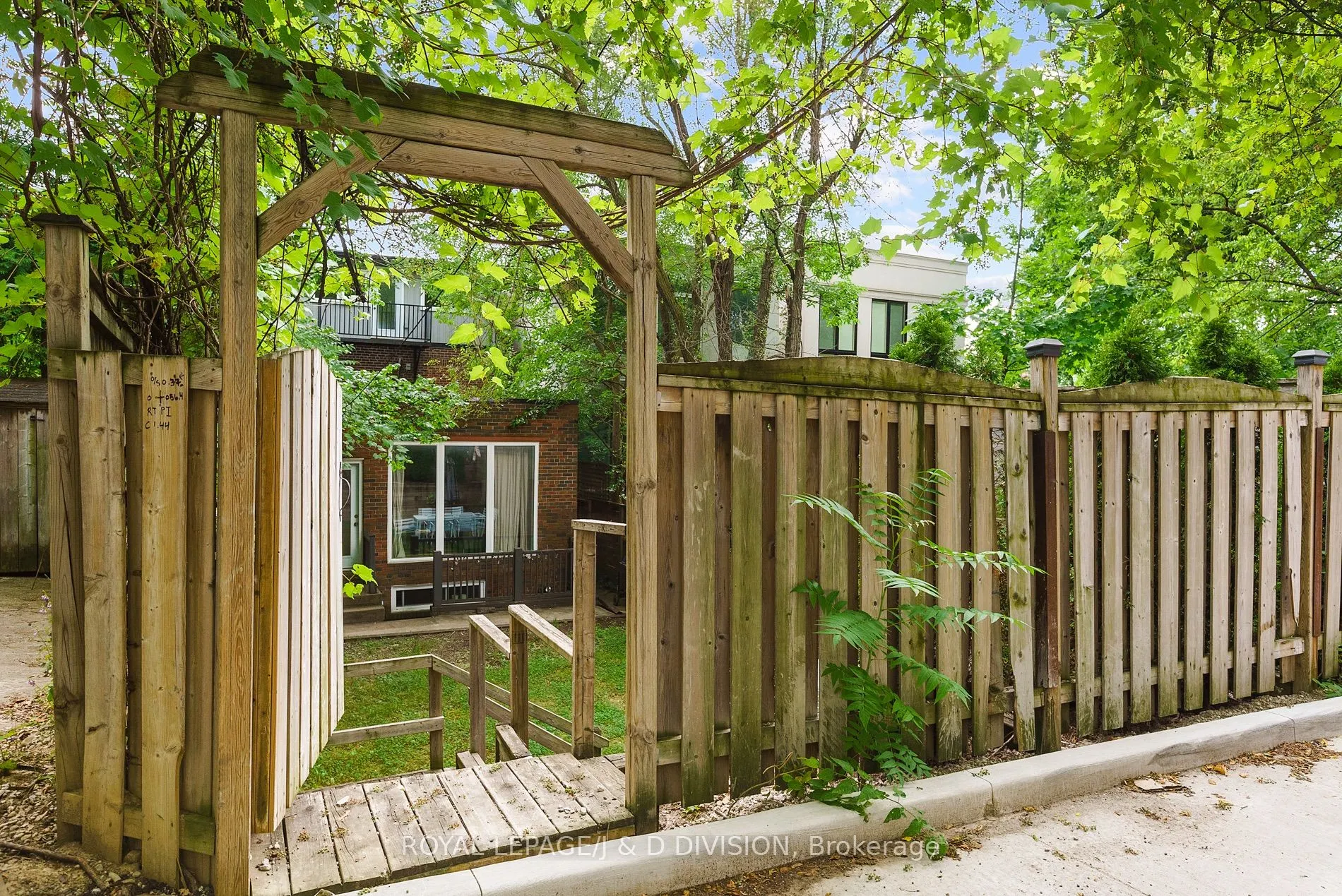 18 Woodlawn Avenue W