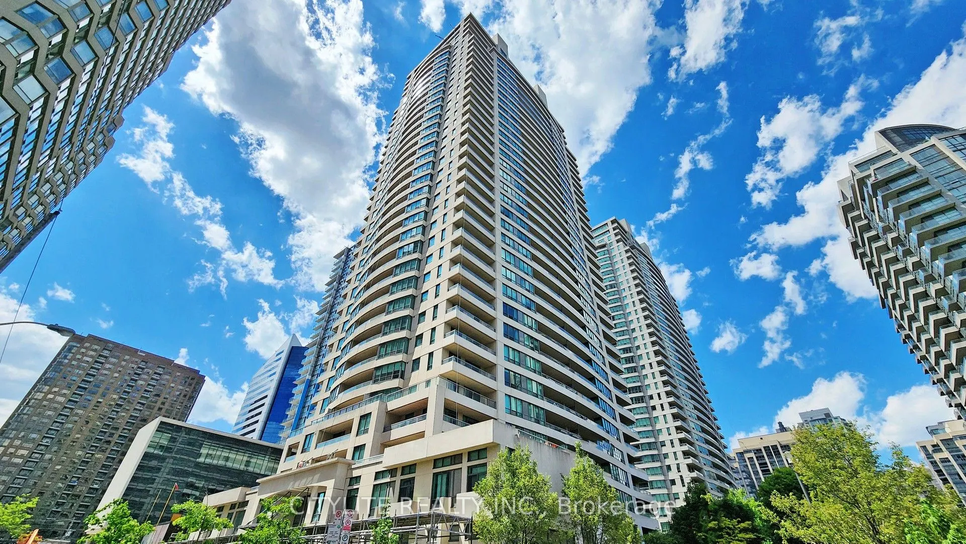 18 Spring Garden Avenue, #211