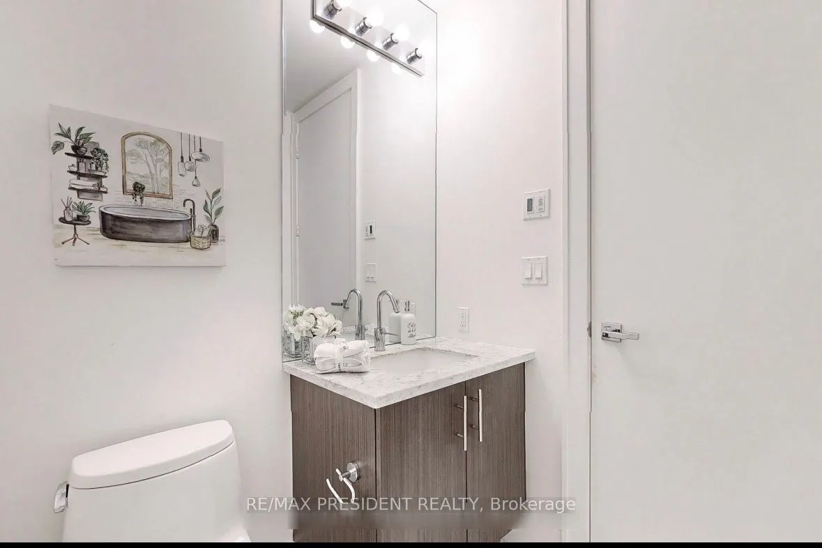 29 Queens Quay E, #802