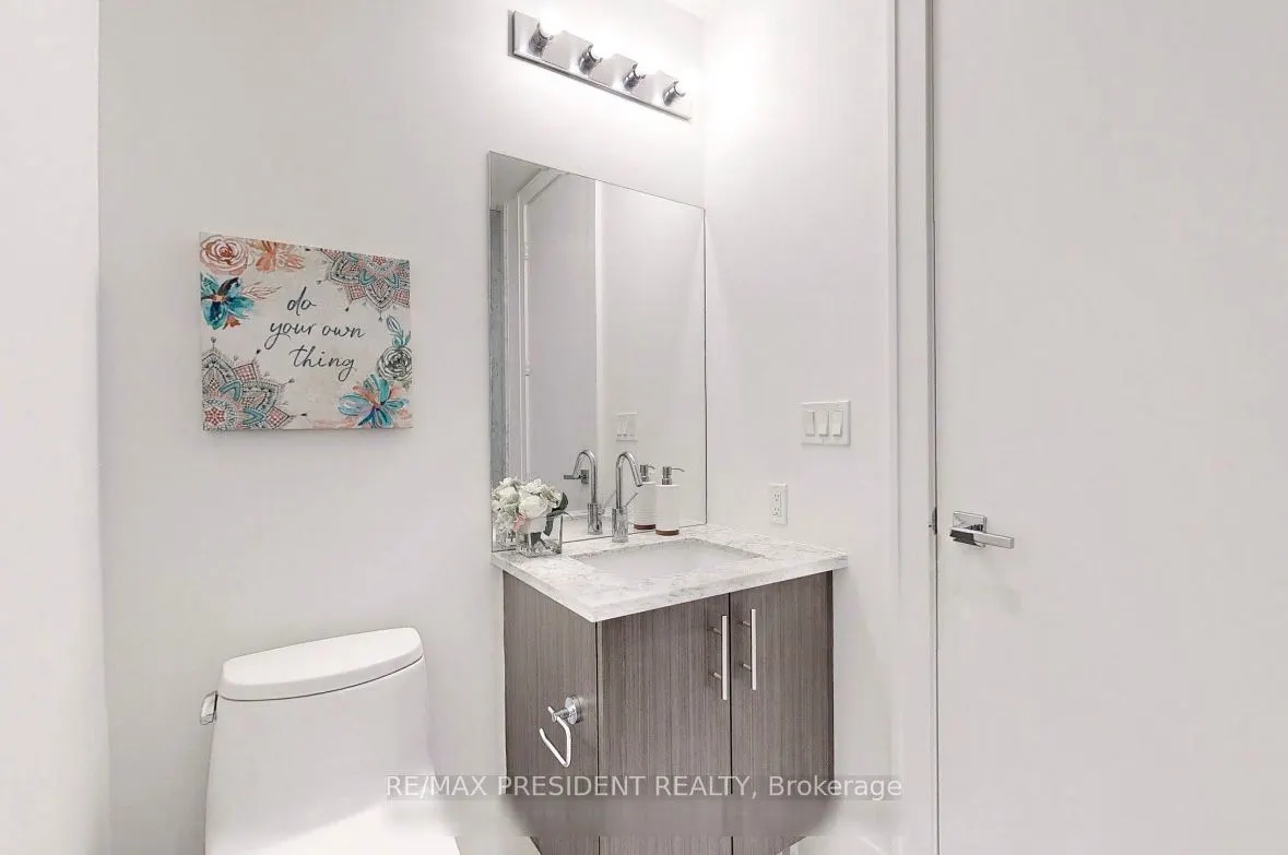 29 Queens Quay E, #802
