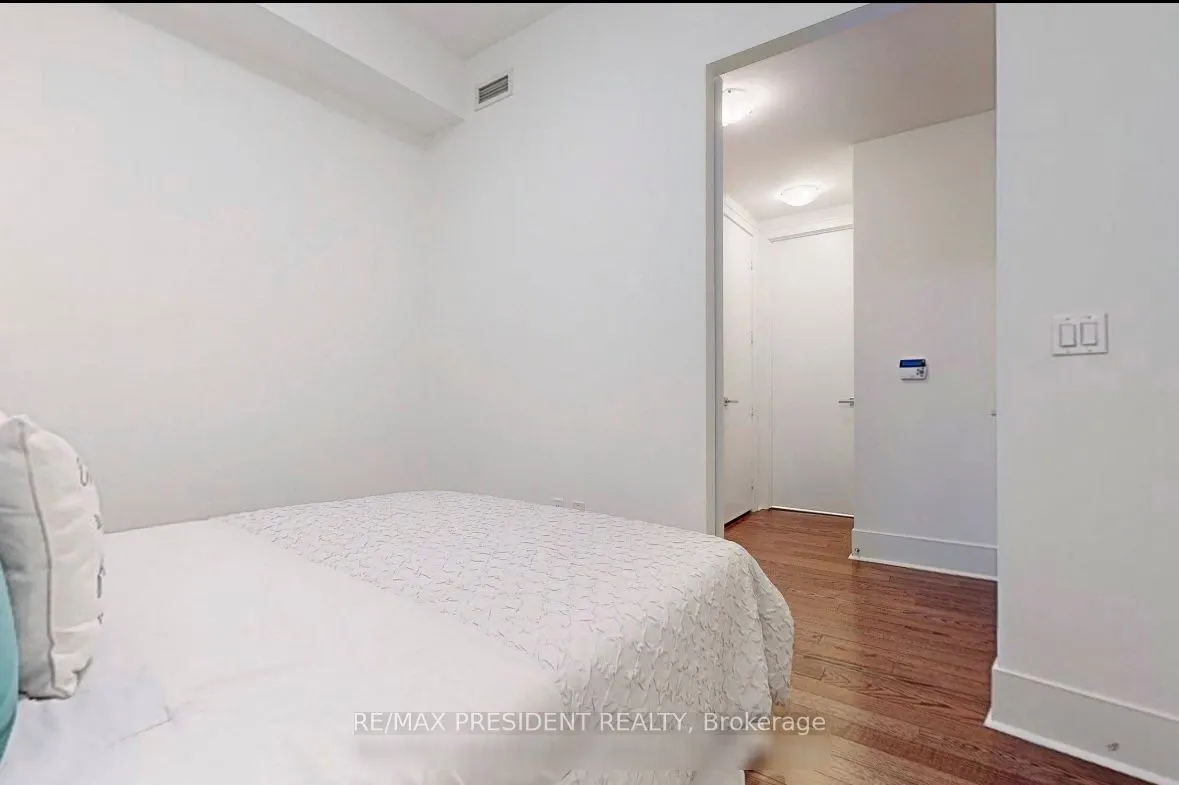 29 Queens Quay E, #802
