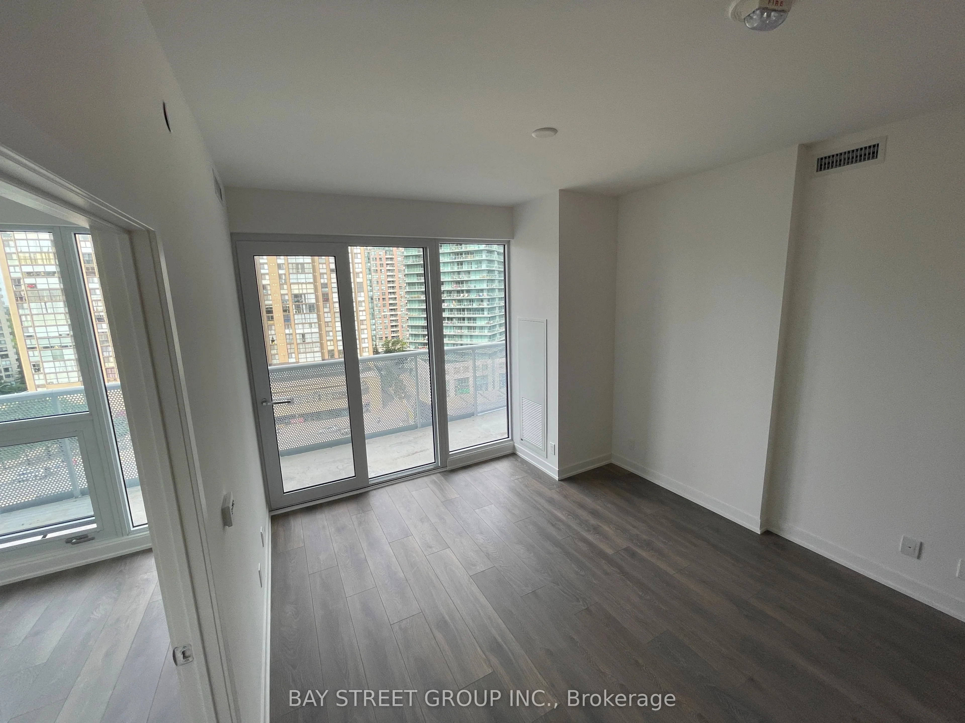 15 Holmes Avenue, #904
