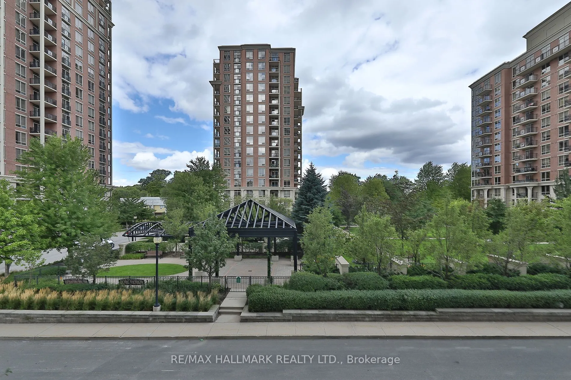 20 Inn on the Park Drive, #343