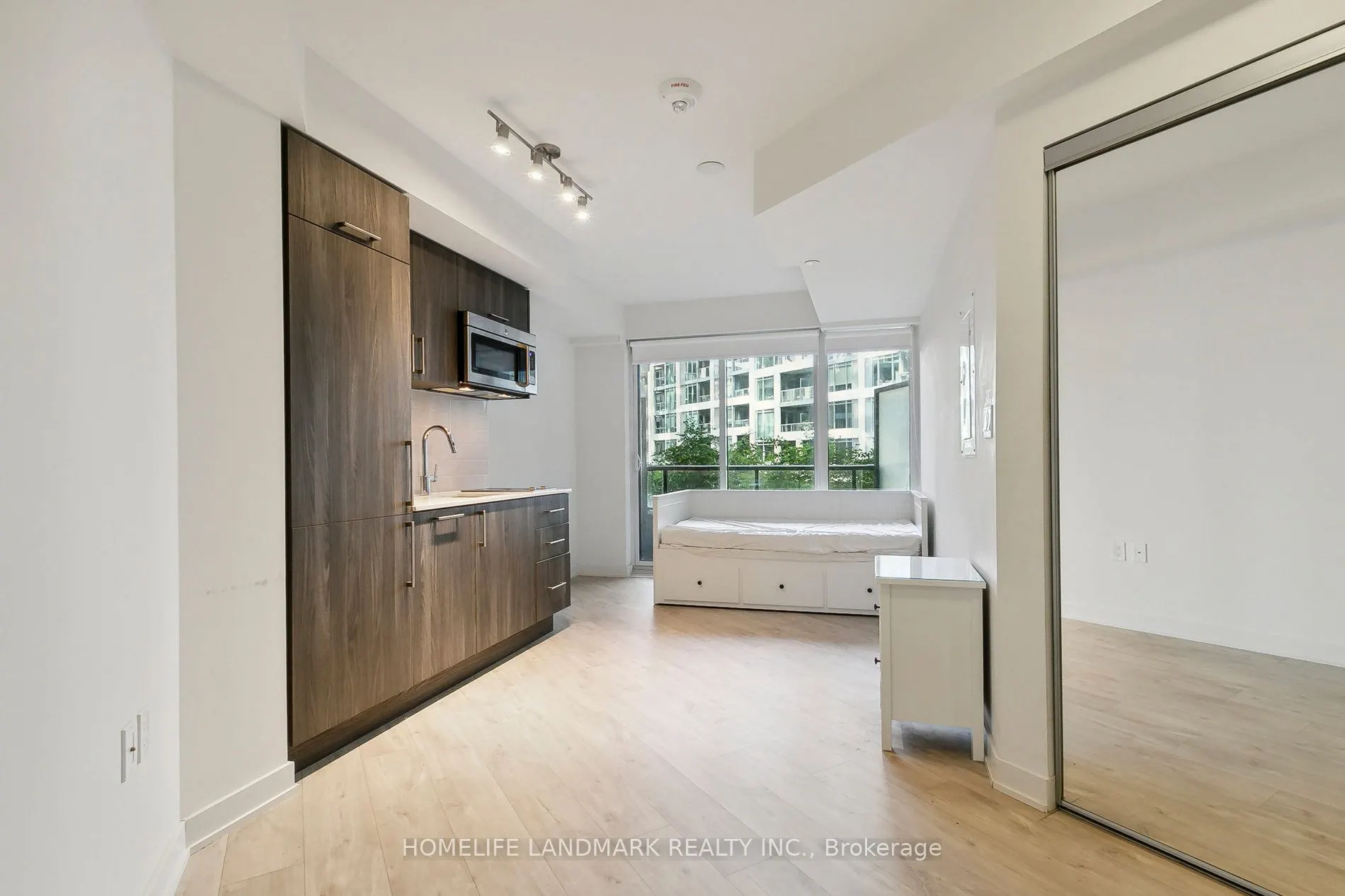 27 bathurst Street, #301w