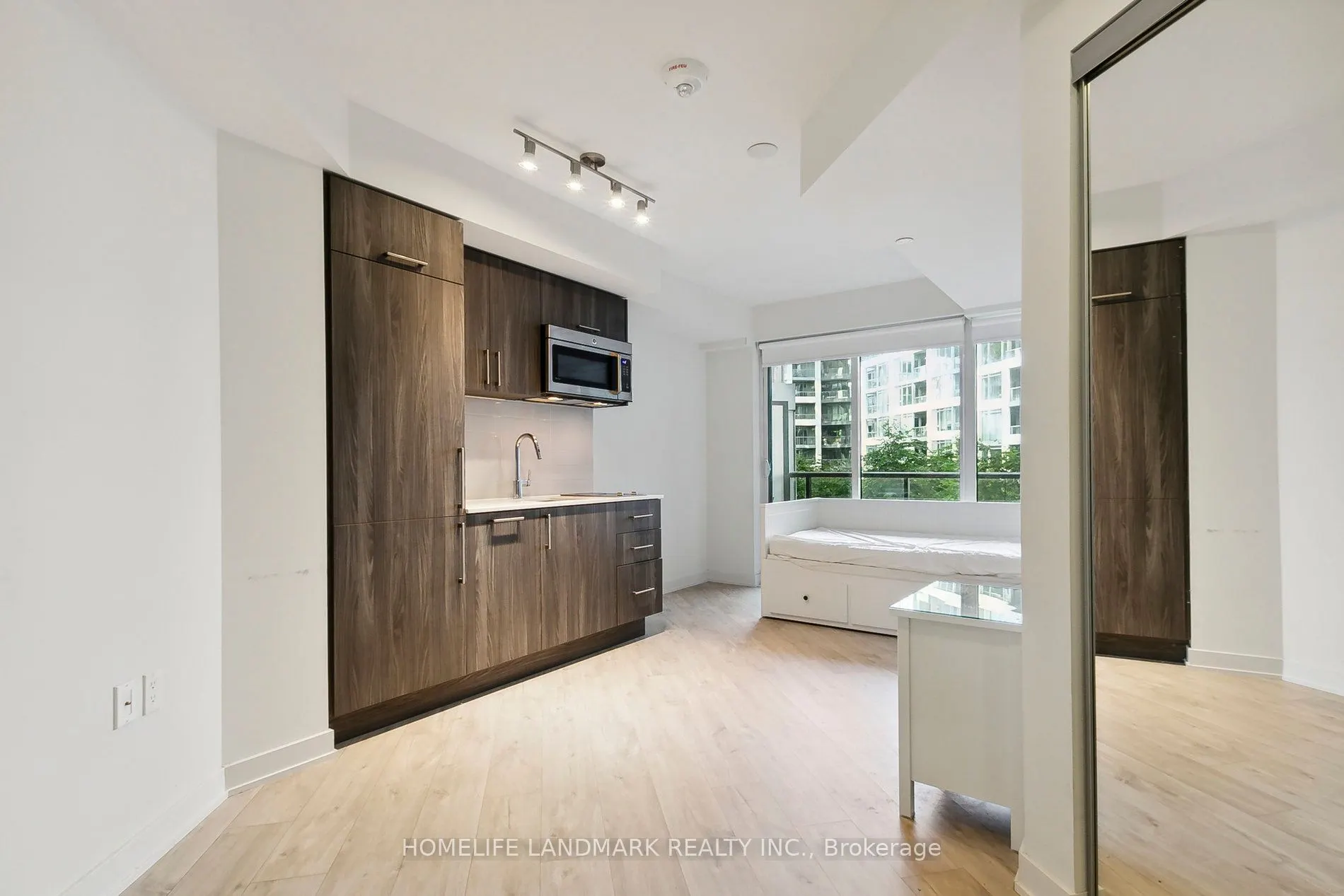 27 bathurst Street, #301w