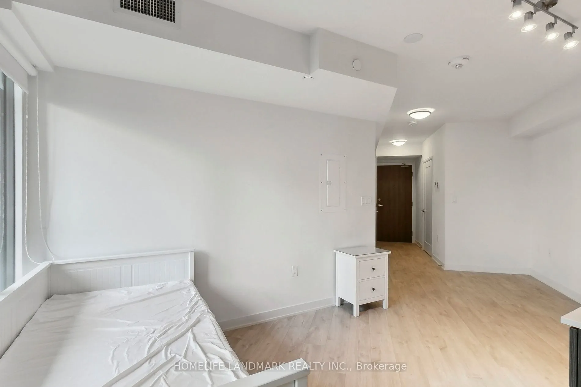 27 bathurst Street, #301w