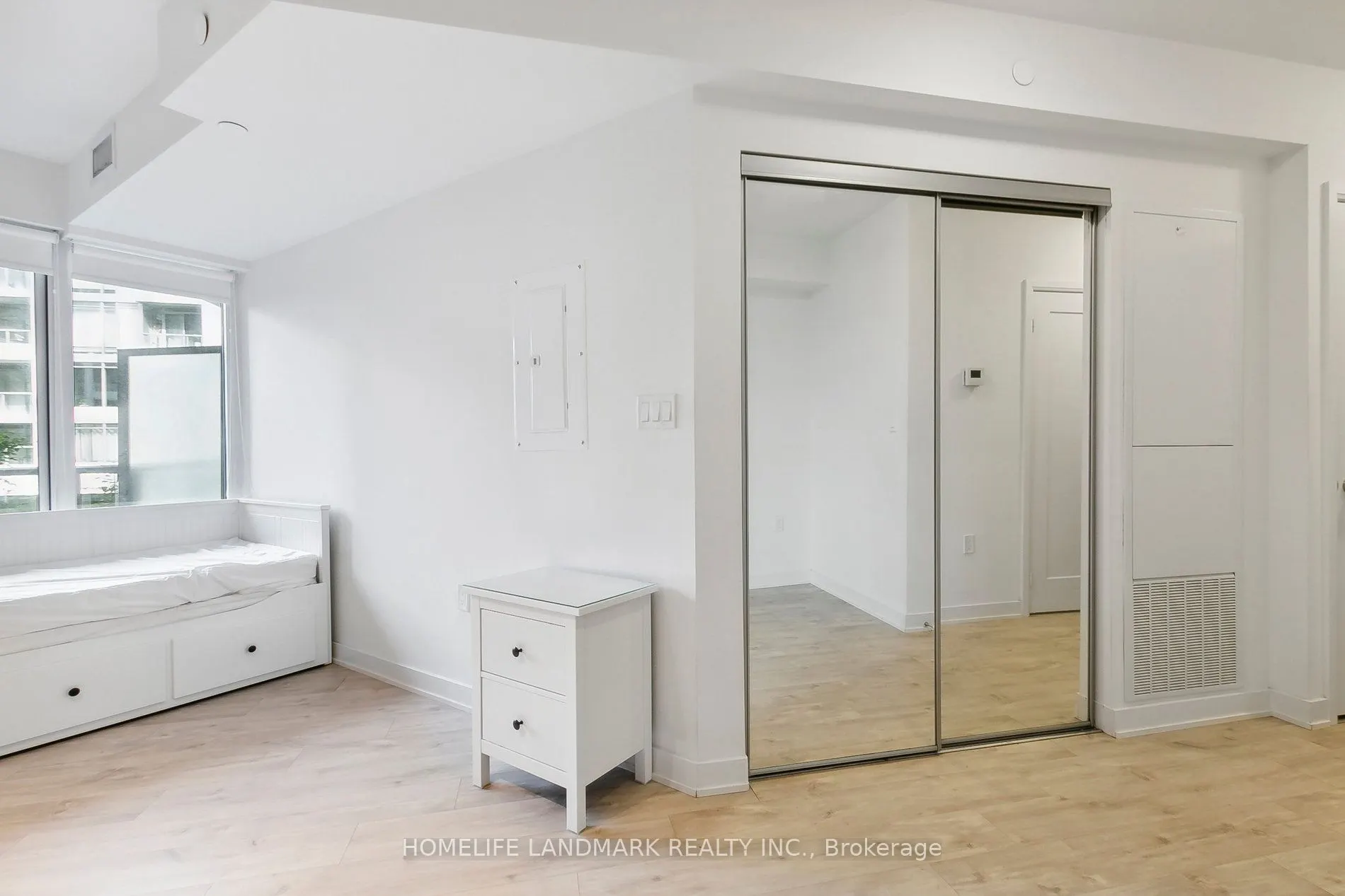 27 bathurst Street, #301w