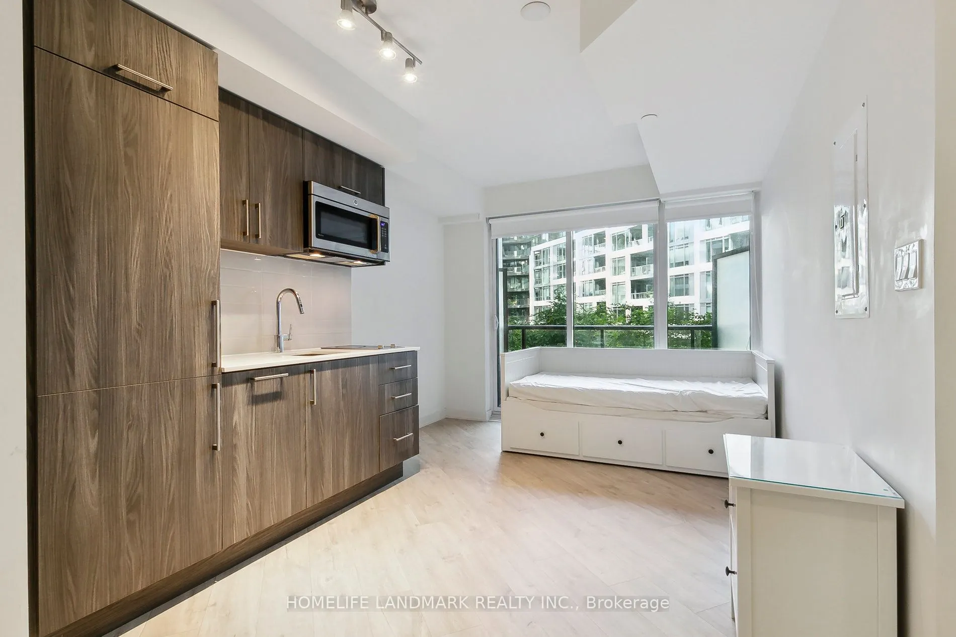 27 bathurst Street, #301w