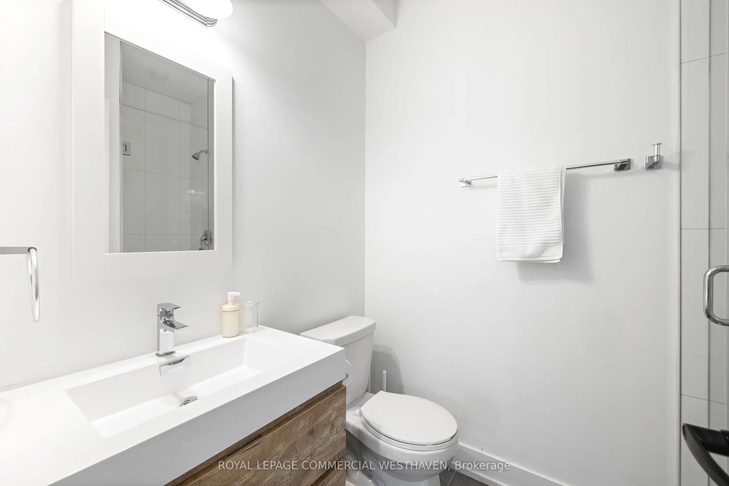 447 Lansdowne Avenue, #B