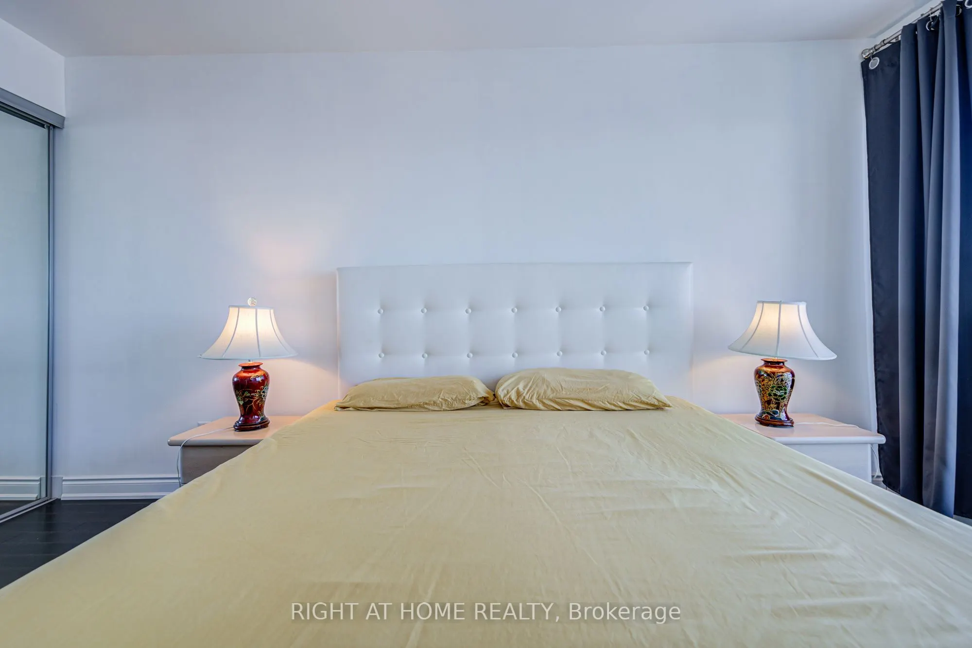 388 Yonge Street, #7405