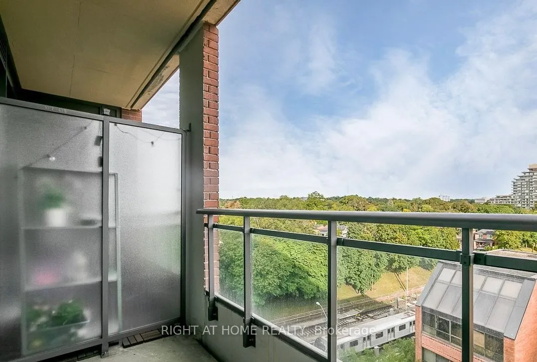 23 Glebe Road W, #210