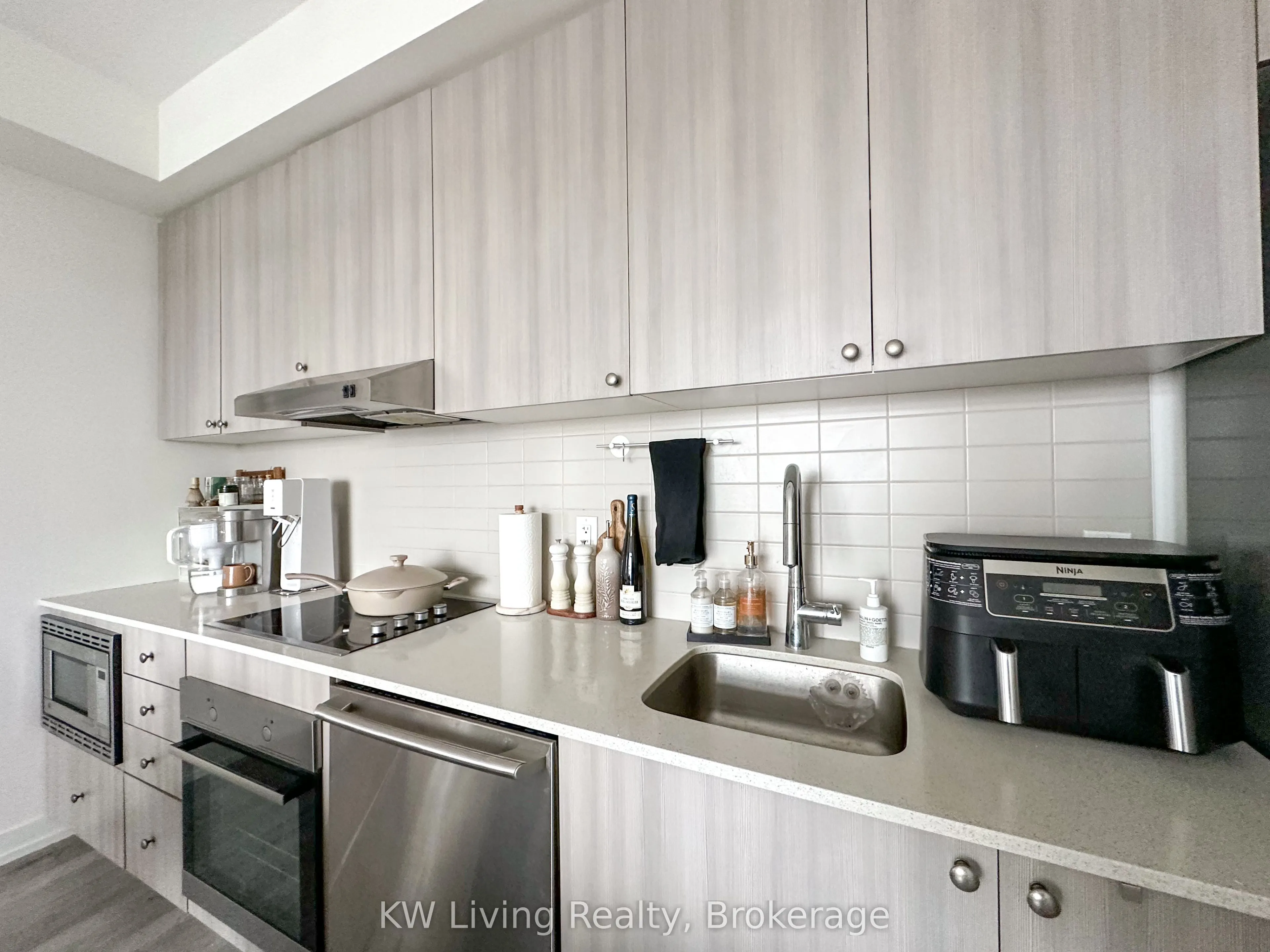 7 Kenaston Gardens, #1003