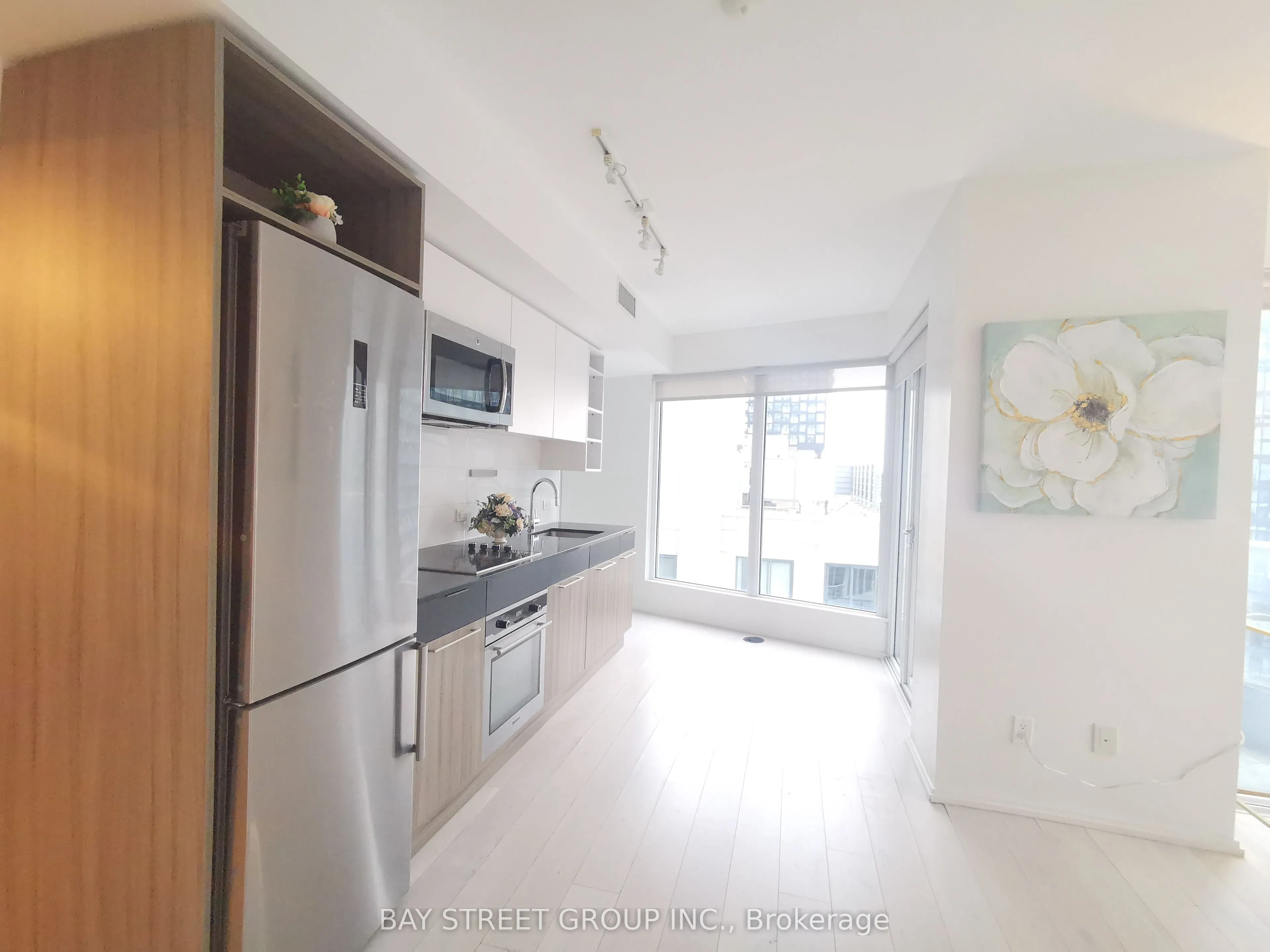 68 Shuter Street, #1602