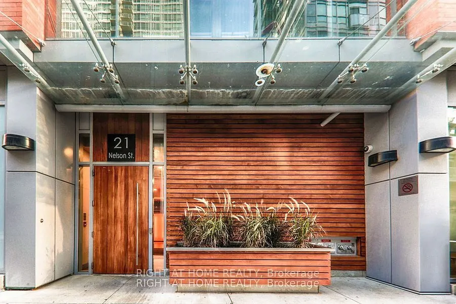 21 Nelson Street, #704