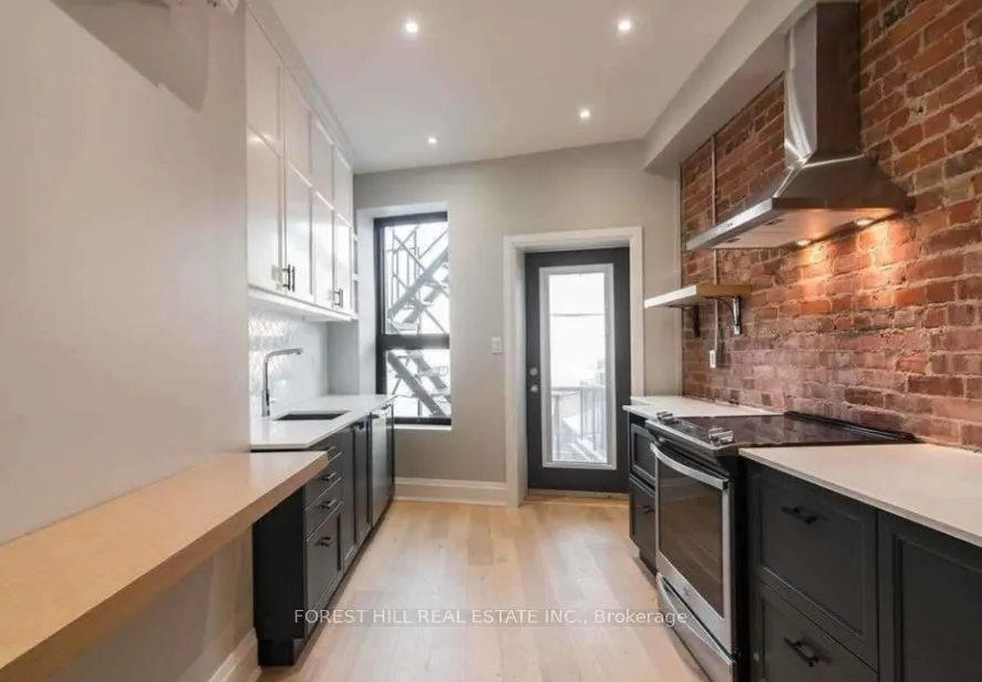 1216 Dundas Street W, #2nd Flr