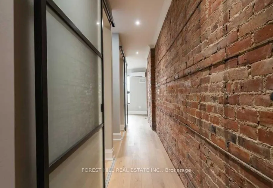 1216 Dundas Street W, #2nd Flr