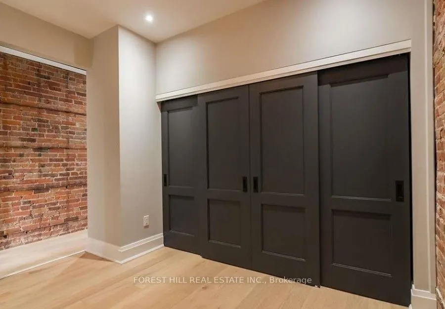 1216 Dundas Street W, #2nd Flr
