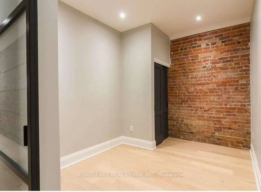 1216 Dundas Street W, #2nd Flr