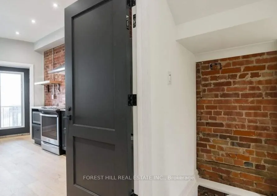 1216 Dundas Street W, #2nd Flr