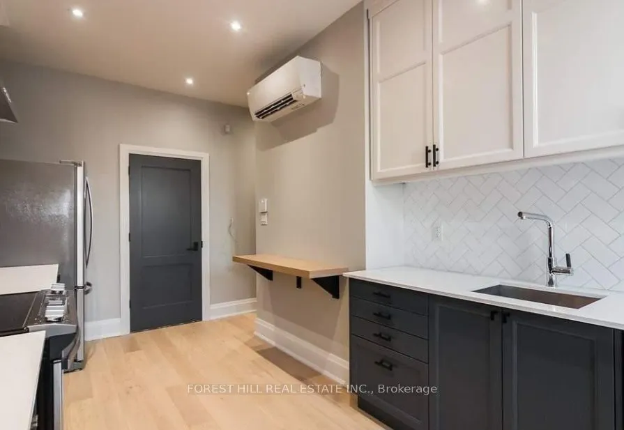 1216 Dundas Street W, #2nd Flr