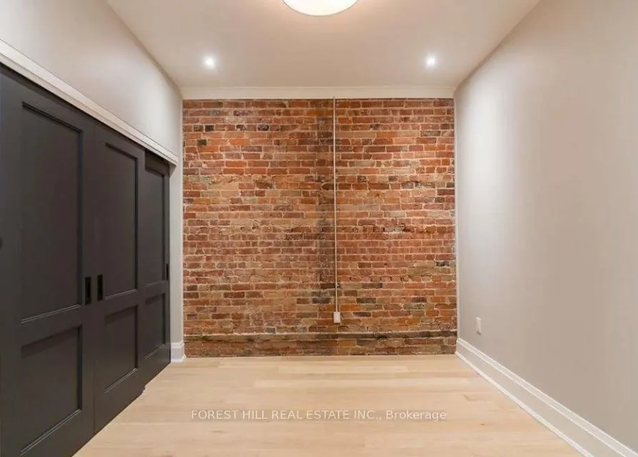 1216 Dundas Street W, #2nd Flr
