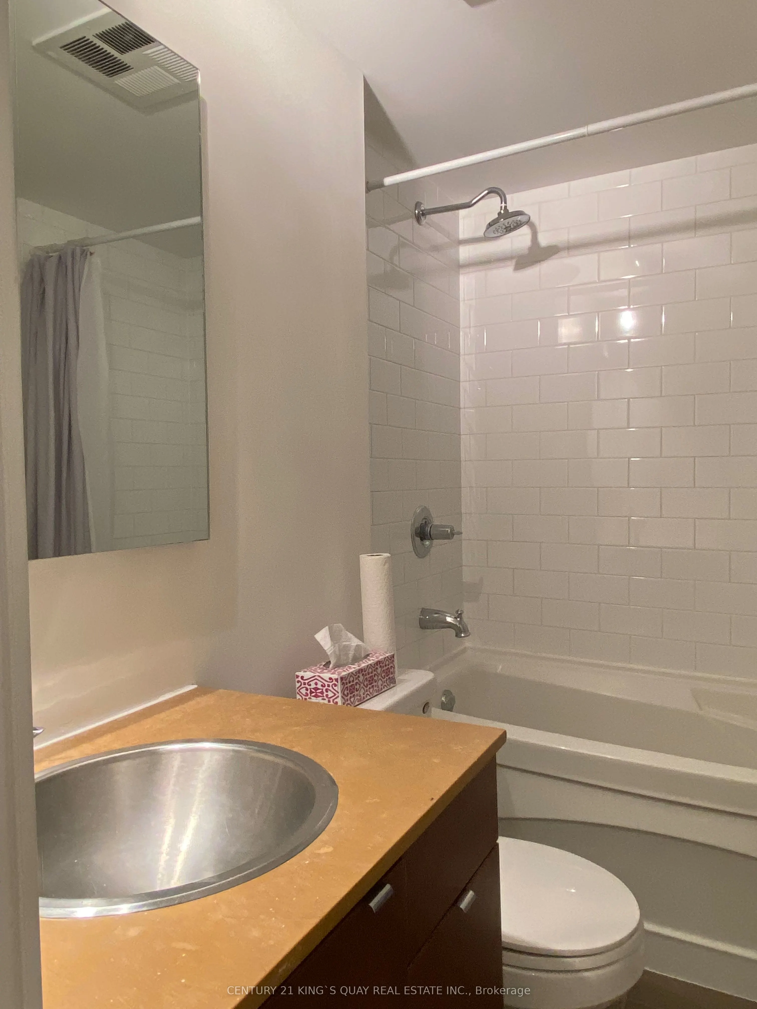 33 Lombard Street, #209