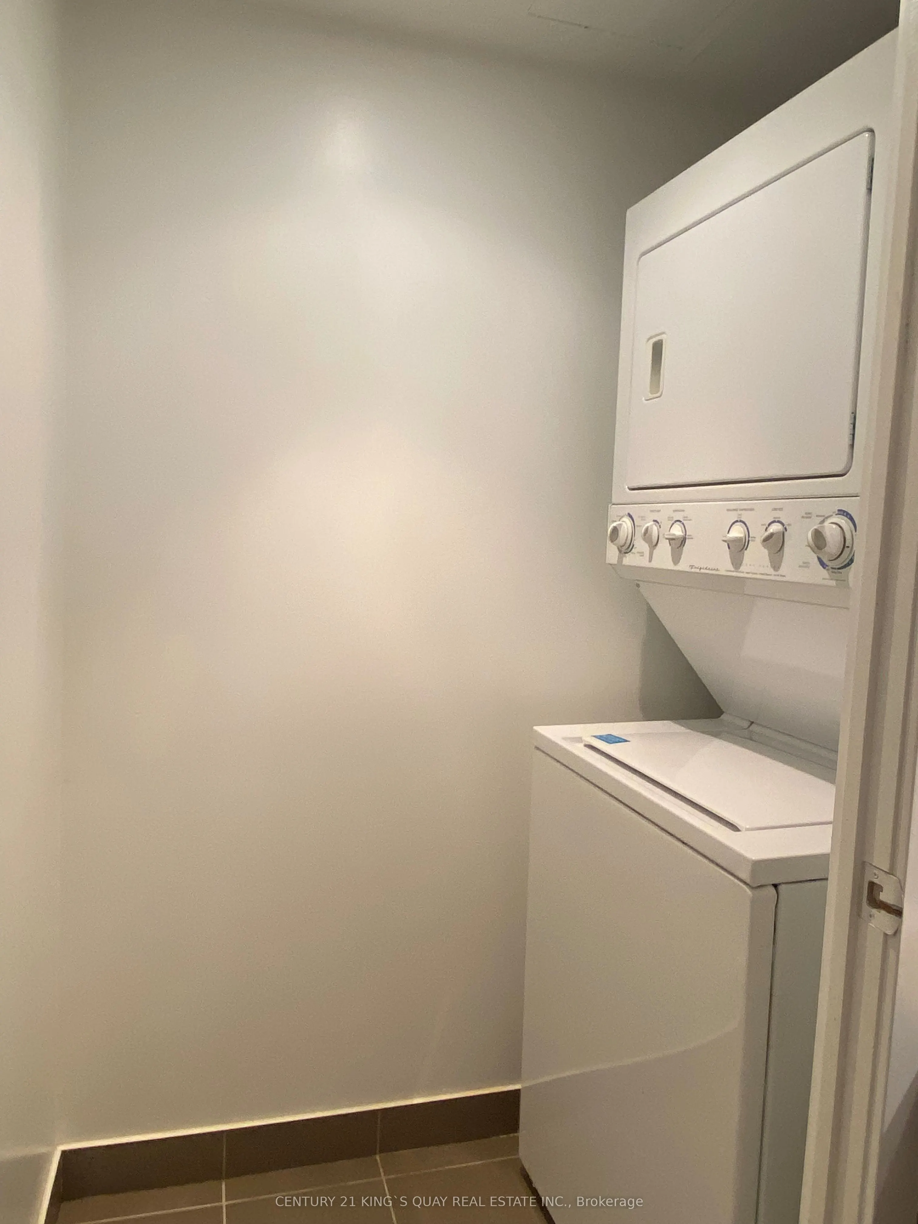 33 Lombard Street, #209