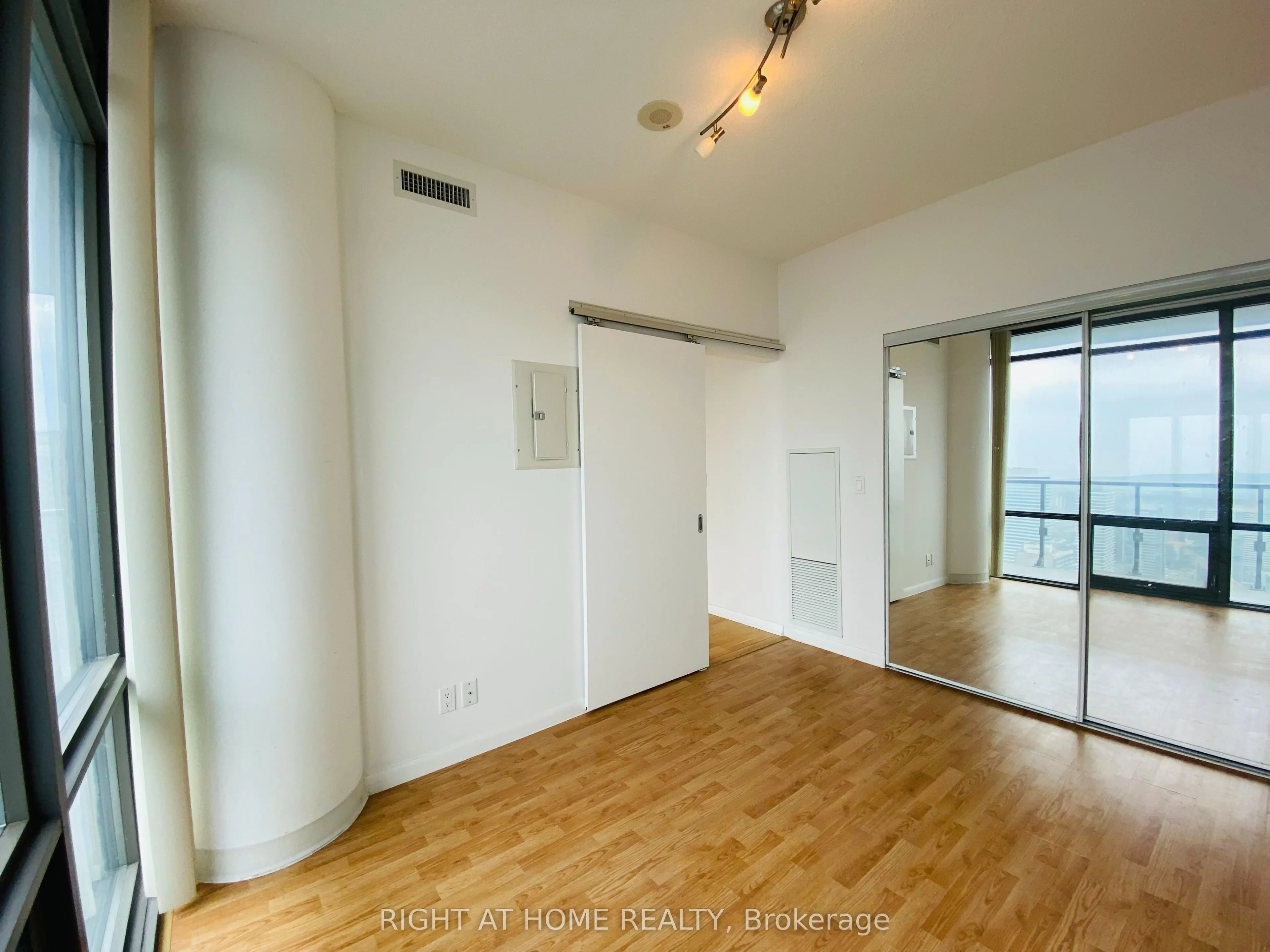 832 Bay Street, #4506