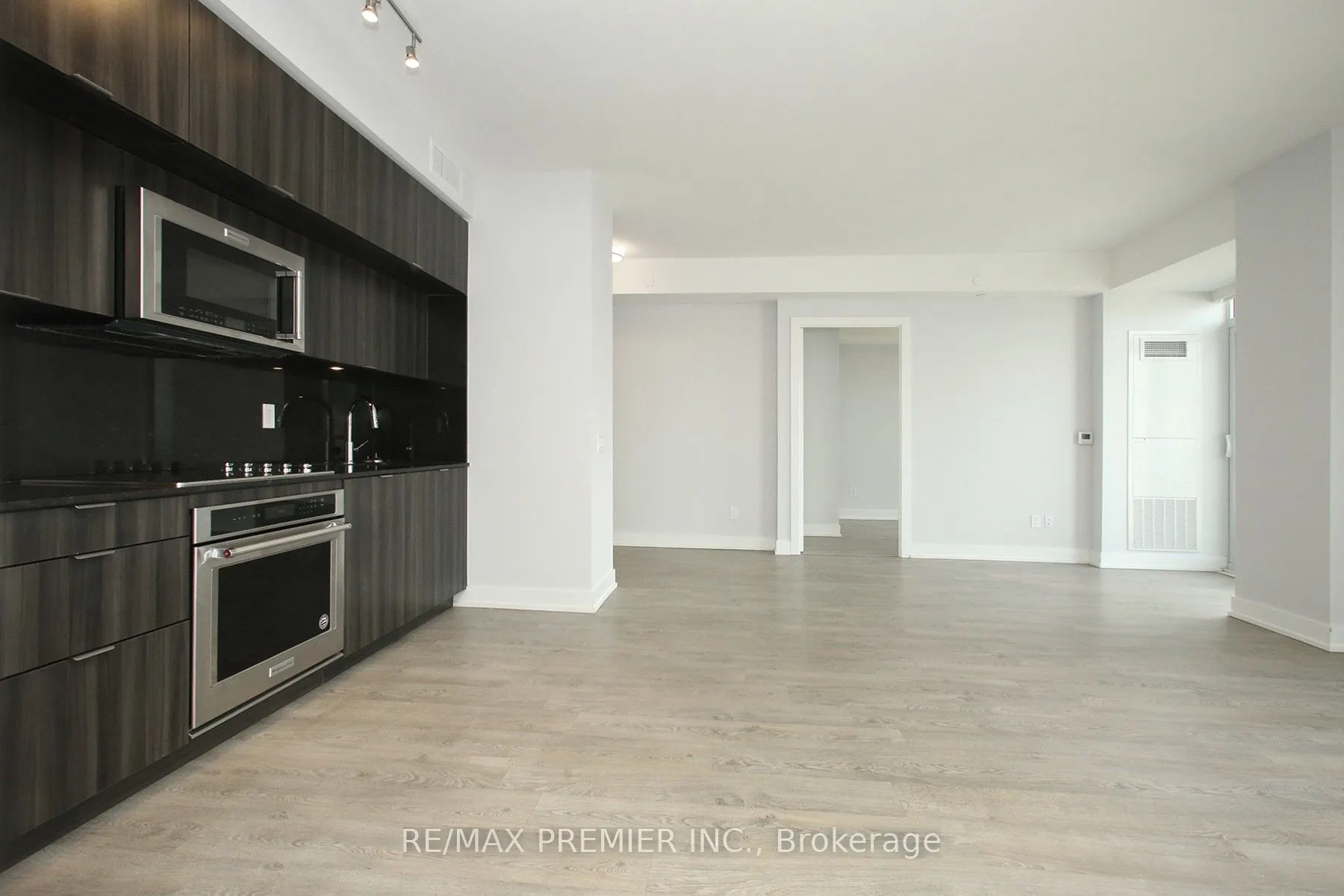 80 Vanauley Street, #906