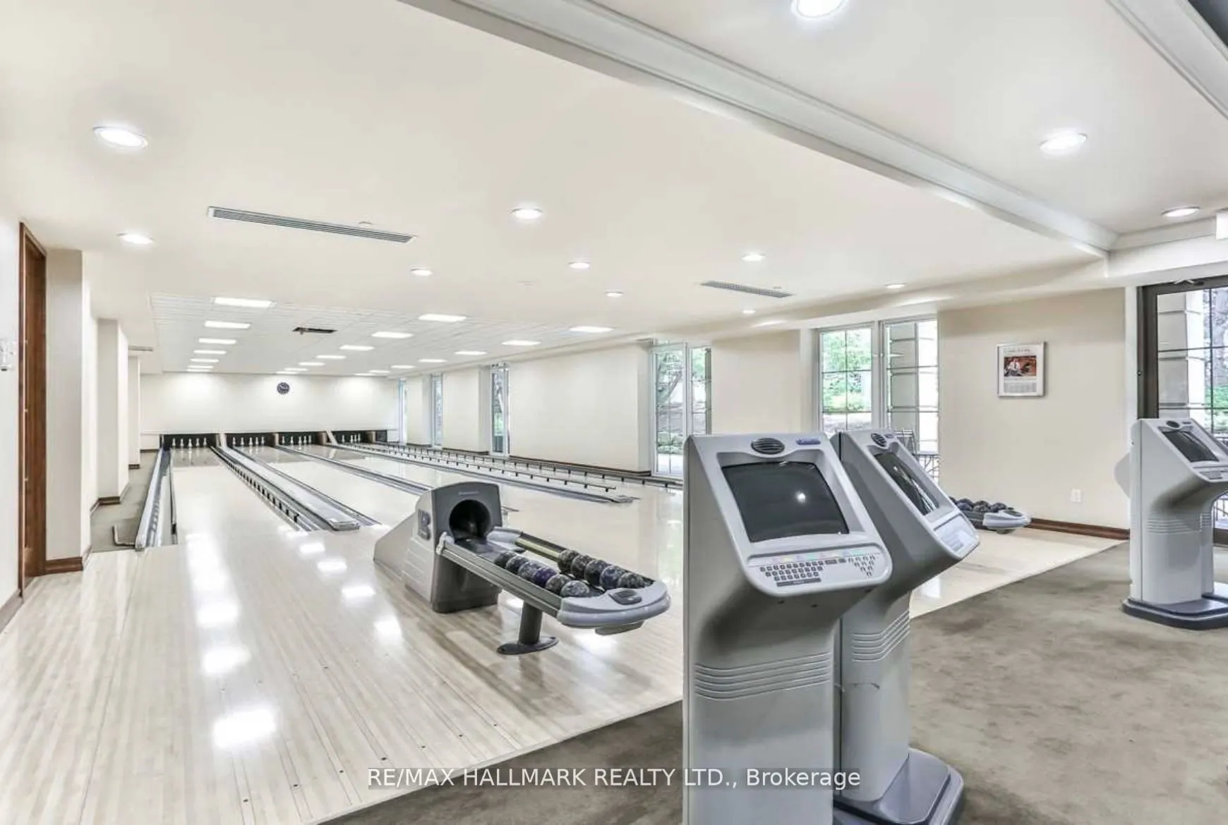 80 Harrison Garden Boulevard, #927