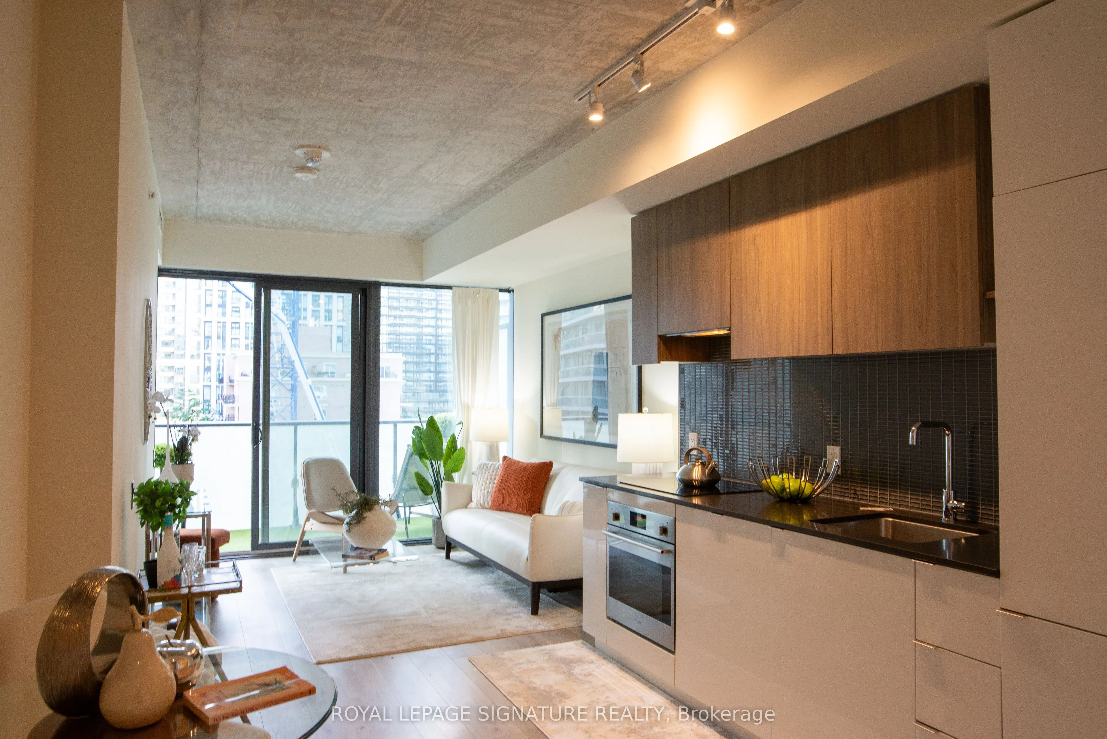 161 Roehampton Avenue, #605