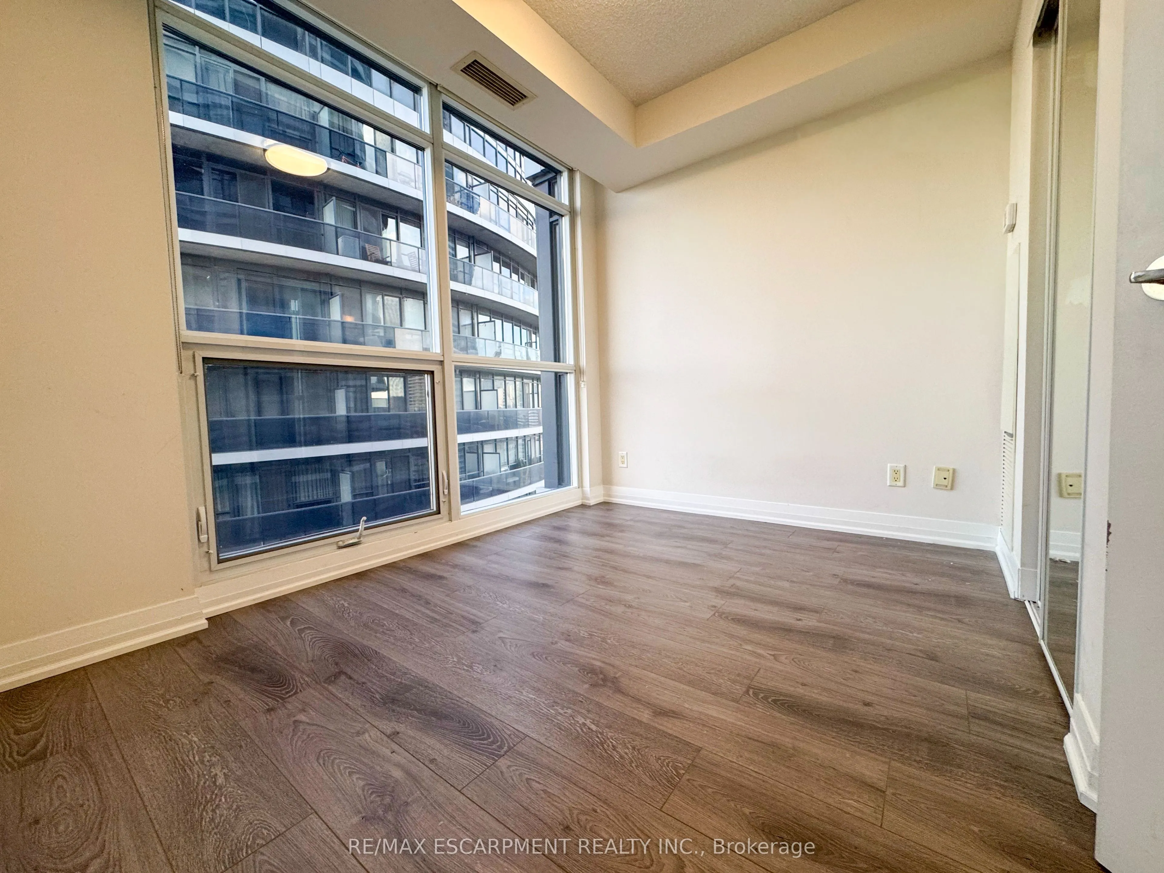 21 Carlton Street, #3005