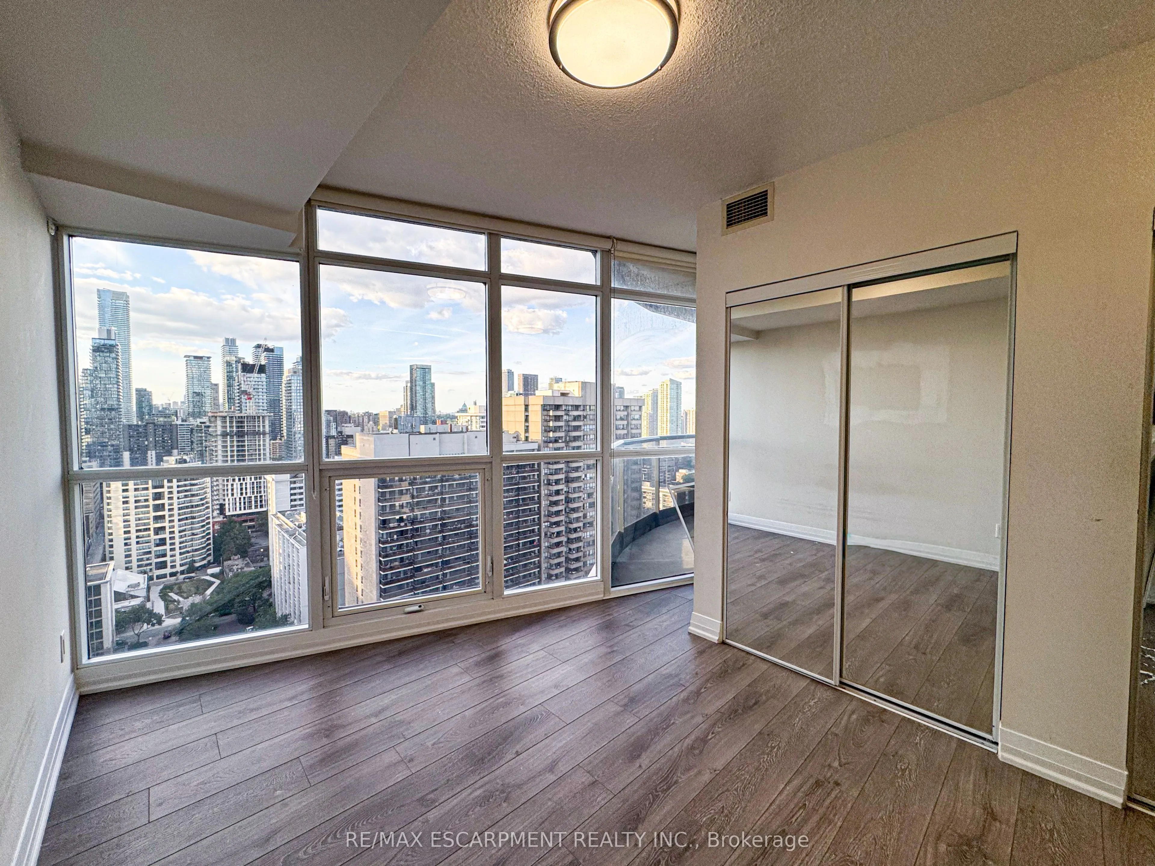 21 Carlton Street, #3005